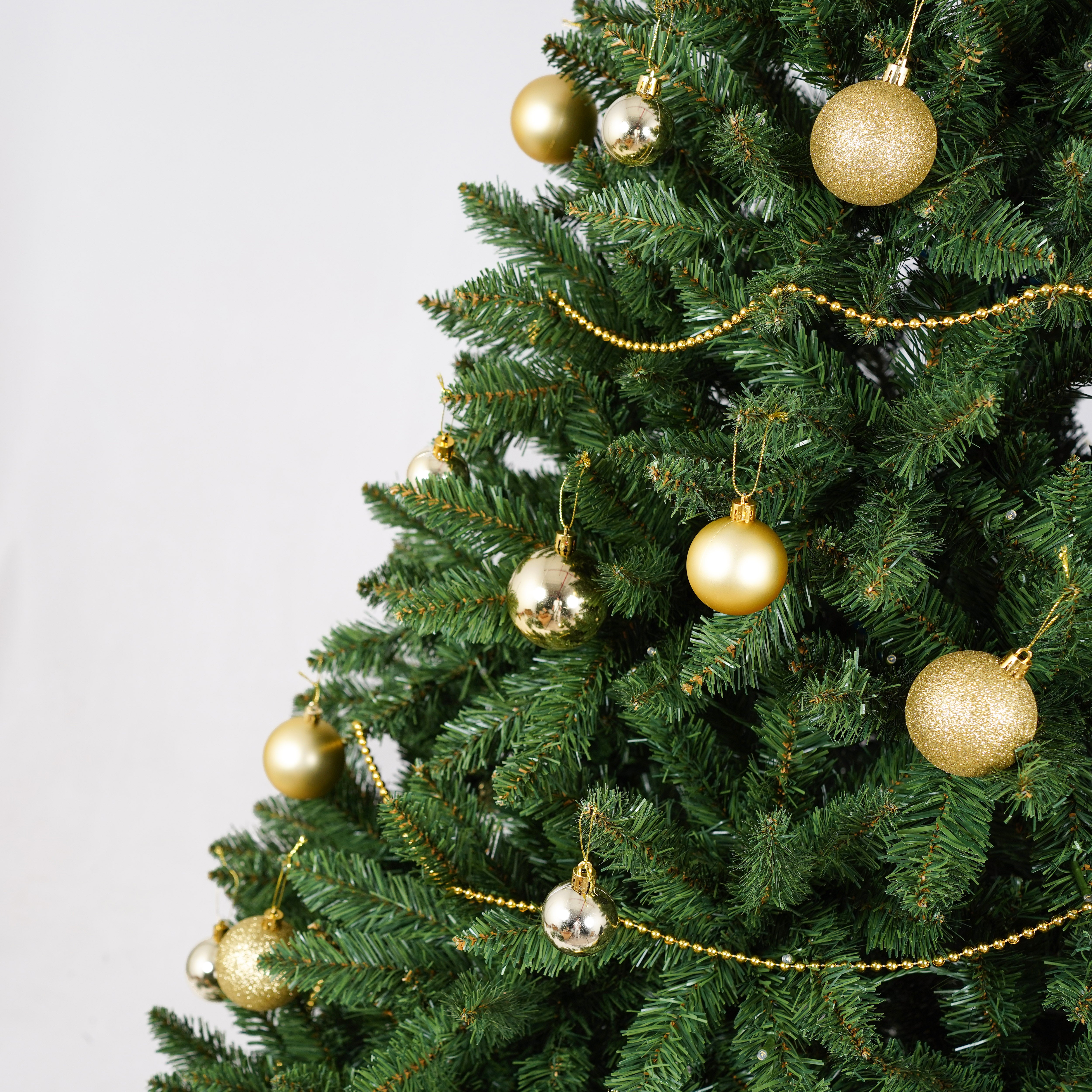 7.5FT Green Artificial Christmas Tree: 550 Warm White LED Lights, 1350 Realistic PVC &amp; Hard Needle Tips, Hinged Branches, Sturdy Metal Stand for Festive Holiday Home Decor