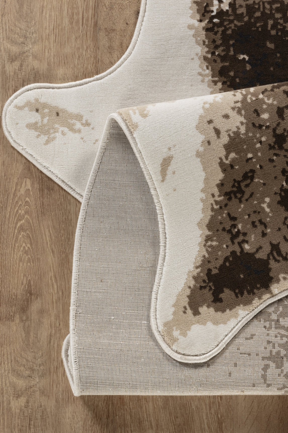 Brown &amp; Ivory Cowhide Style Area Rug - 5x7 ft Polyester Lodge/Farmhouse Machine-Made for Living Room, Bedroom, High Traffic Areas, Stain Resistant