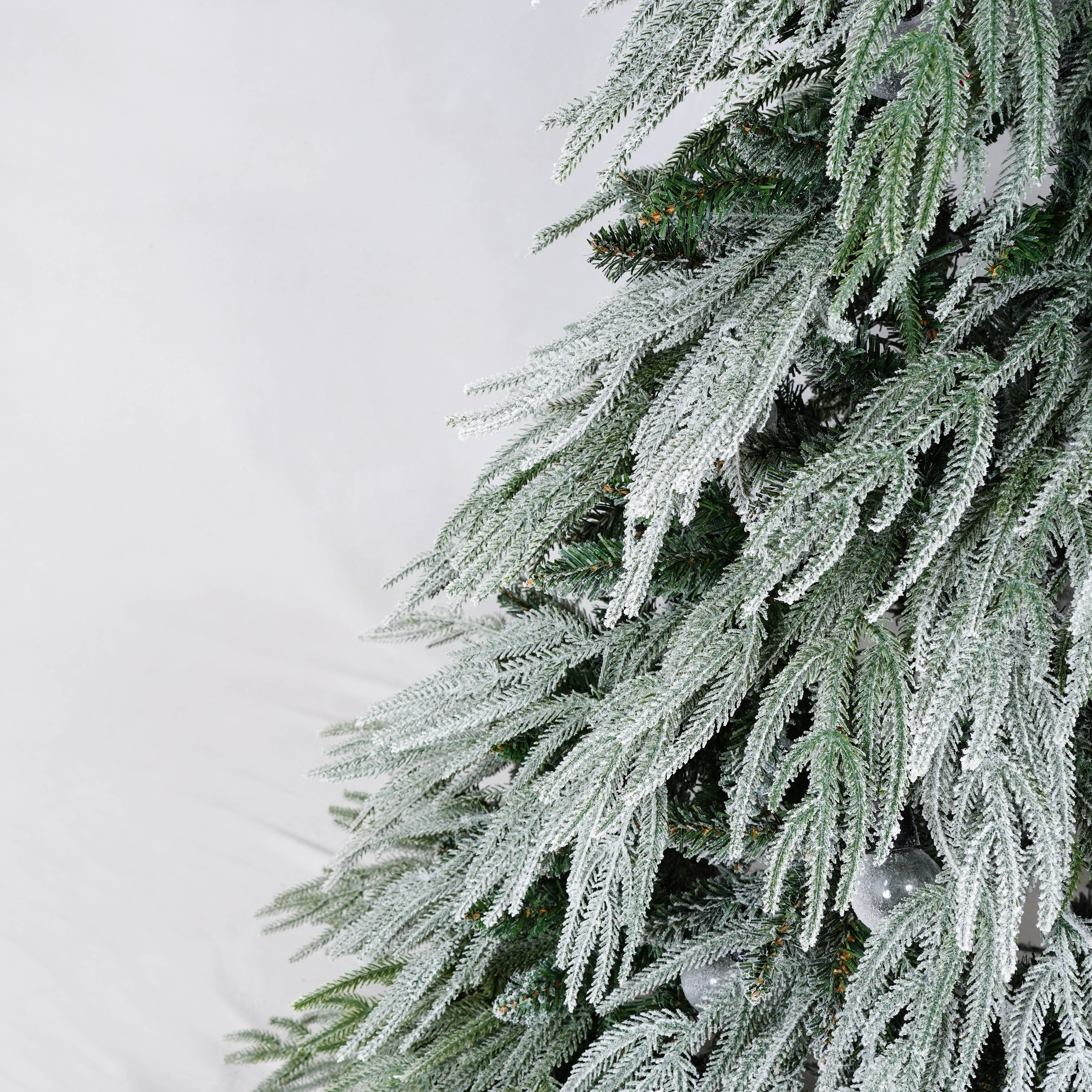 5FT Snow Flocked Spruce Christmas Tree, Hinged Artificial Xmas Tree with Warm White LED Lights, Realistic PE/PVC Needles, Easy Setup for Holiday Home &amp; Office Decor, White/Green