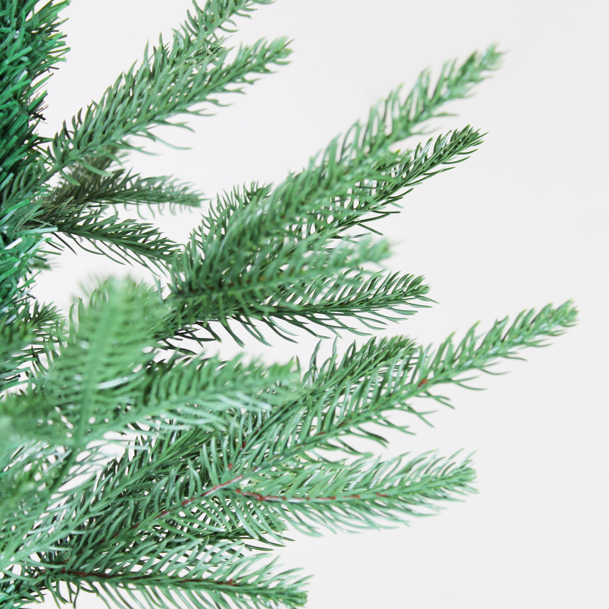 Winga 6FT 72-Inch Green Curved Christmas Tree - Realistic PE &amp; PVC, Fluffy Dense Branches, Easy Assembly, Stable Metal Base, Holiday Decor for Home &amp; Parties