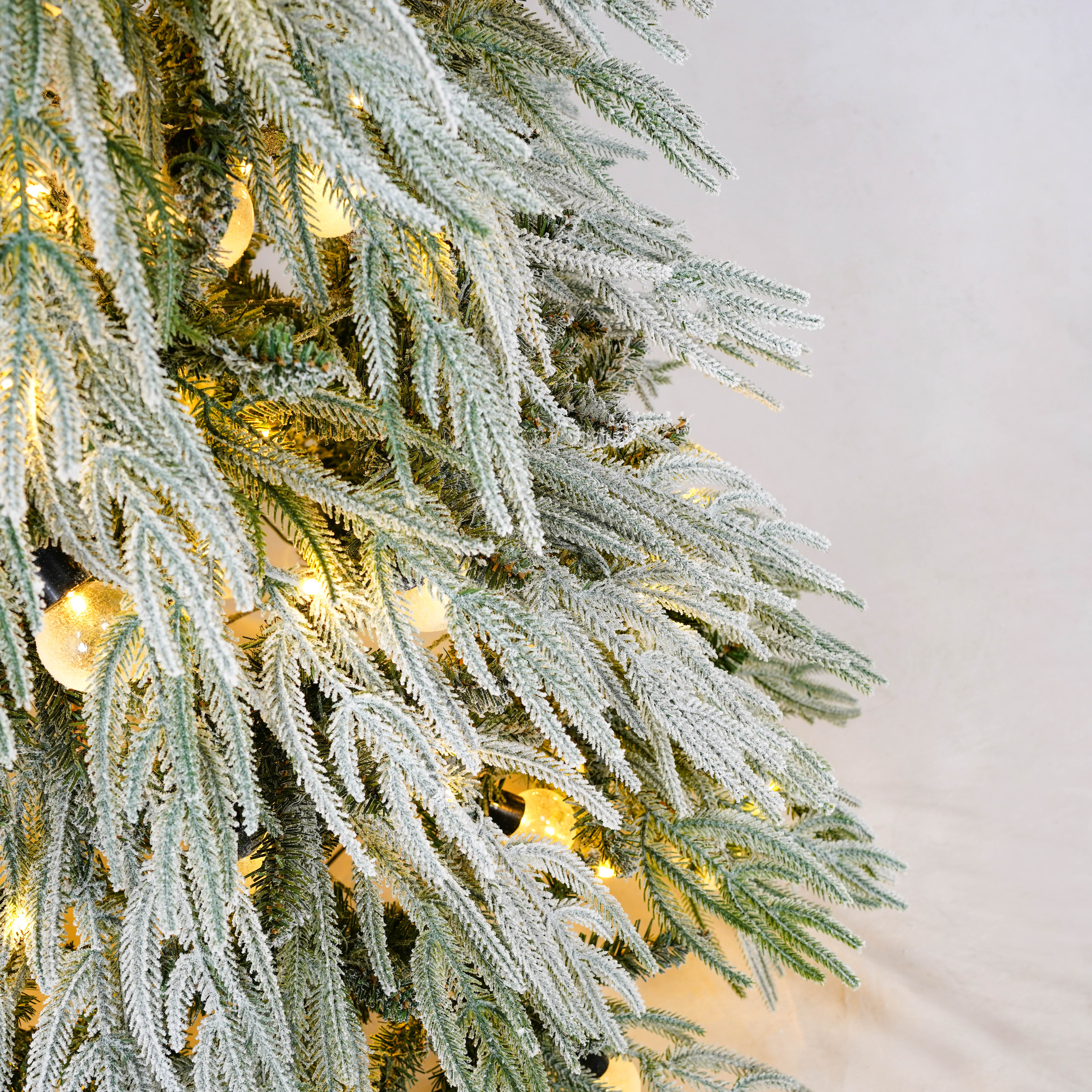 5FT Snow Flocked Spruce Christmas Tree, Hinged Artificial Xmas Tree with Warm White LED Lights, Realistic PE/PVC Needles, Easy Setup for Holiday Home &amp; Office Decor, White/Green