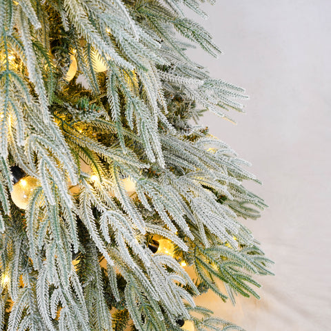 5FT Snow Flocked Spruce Christmas Tree, Hinged Artificial Xmas Tree with Warm White LED Lights, Realistic PE/PVC Needles, Easy Setup for Holiday Home &amp; Office Decor, White/Green