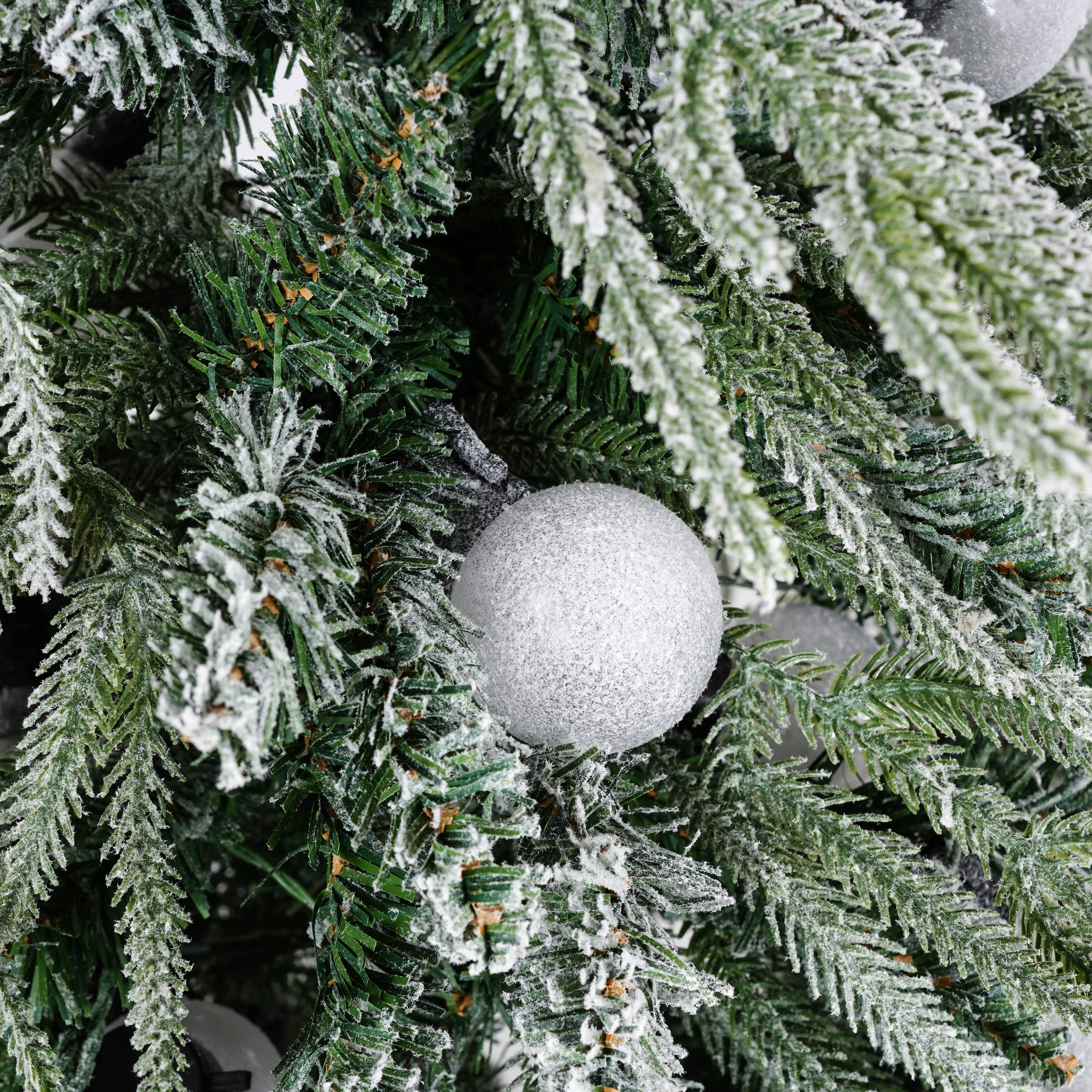 5FT Snow Flocked Spruce Christmas Tree, Hinged Artificial Xmas Tree with Warm White LED Lights, Realistic PE/PVC Needles, Easy Setup for Holiday Home &amp; Office Decor, White/Green